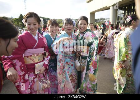 Le donne di Okinawan in un kimono si posa per una fotografia dopo aver partecipato ad una cerimonia il giorno di arrivo dell'età il 13 gennaio 2019 nella Sala Civica di Okinawa, Città di Okinawa, Giappone. Il giorno dell'avvento dell'età è il giorno per celebrare i giovani che hanno raggiunto i 20 anni, l'età ufficiale dell'età adulta in Giappone. (Foto di Richard Atrero de Guzman/Nur Foto ) Foto Stock