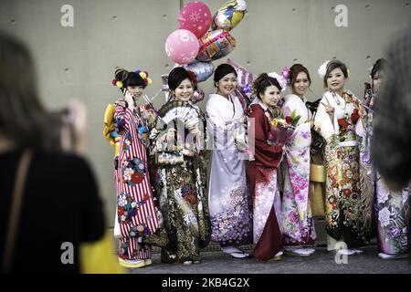 Le donne di Okinawan in un kimono si posa per una fotografia dopo aver partecipato ad una cerimonia il giorno di arrivo dell'età il 13 gennaio 2019 nella Sala Civica di Okinawa, Città di Okinawa, Giappone. Il giorno dell'avvento dell'età è il giorno per celebrare i giovani che hanno raggiunto i 20 anni, l'età ufficiale dell'età adulta in Giappone. (Foto di Richard Atrero de Guzman/Nur Foto ) Foto Stock