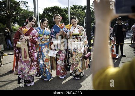 Le donne di Okinawan in un kimono si posa per una fotografia dopo aver partecipato ad una cerimonia il giorno di arrivo dell'età il 13 gennaio 2019 nella Sala Civica di Okinawa, Città di Okinawa, Giappone. Il giorno dell'avvento dell'età è il giorno per celebrare i giovani che hanno raggiunto i 20 anni, l'età ufficiale dell'età adulta in Giappone. (Foto di Richard Atrero de Guzman/Nur Foto ) Foto Stock