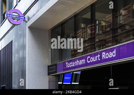 Stazione della metropolitana di Tottenham Court Road, entrata della linea Elizabeth, Londra Inghilterra Regno Unito Foto Stock