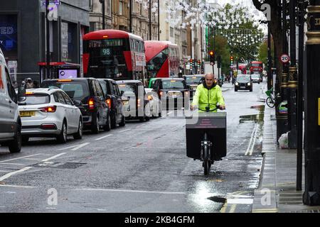 Corriere su una bici da carico a Londra, Inghilterra Regno Unito Regno Unito Foto Stock