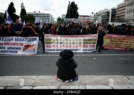 Insegnanti e studenti a contratto si sono dimostrati ad Atene, in Grecia, il 14 gennaio 2019. I sindacati degli insegnanti protestano contro il sistema di reclutamento governativo che prevede l’assunzione di 15,000 nuovi insegnanti nei prossimi tre anni chiedendo l’nomina permanente nelle scuole pubbliche. (Foto di Giorgos Georgiou/NurPhoto) Foto Stock