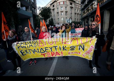 Insegnanti e studenti a contratto si sono dimostrati ad Atene, in Grecia, il 14 gennaio 2019. I sindacati degli insegnanti protestano contro il sistema di reclutamento governativo che prevede l’assunzione di 15,000 nuovi insegnanti nei prossimi tre anni chiedendo l’nomina permanente nelle scuole pubbliche. (Foto di Giorgos Georgiou/NurPhoto) Foto Stock