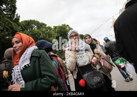 Le donne sostenitori del partito islamista tunisino Ennahda stanno tenendo rose mentre assistono alle celebrazioni della Giornata della Rivoluzione, l'anniversario di massimo anniversario della caduta del presidente dittatore di 23 anni della Tunisia Zine el-Abidine ben Ali, tenutosi sulla Avenue Habib Bourguiba a Tunisi il 14 gennaio 2019. (Foto di Chardy ben Ibrahim/NurPhoto) Foto Stock