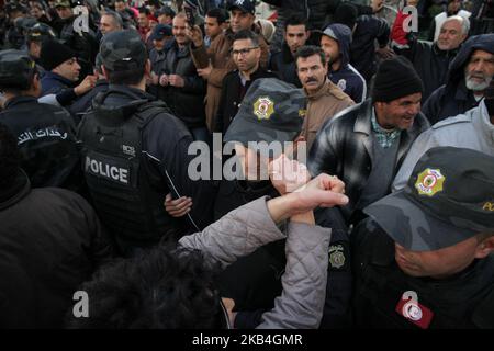 Una donna sostenitrice del partito islamista tunisino Ennahda si scontra con i sostenitori del Front Popular durante le celebrazioni della Giornata della Rivoluzione, il primo anniversario del rovesciamento del presidente dittatore di 23 anni della Tunisia Zine el-Abidine ben Ali, Tenuto sulla Avenue Habib Bourguiba a Tunisi il 14 gennaio 2019. (Foto di Chardy ben Ibrahim/NurPhoto) Foto Stock