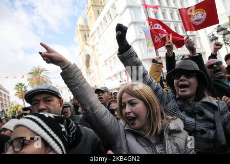 Le sostenitori femminili del fronte popolare si scontrano con i sostenitori del partito islamista tunisino Ennahda durante le celebrazioni della Giornata della Rivoluzione, l'anniversario di massimo anniversario della caduta del presidente dittatore di 23 anni della Tunisia Zine el-Abidine ben Ali, svoltosi sulla Avenue Habib Bourguiba a Tunisi il 14 gennaio, 2019. (Foto di Chardy ben Ibrahim/NurPhoto) Foto Stock