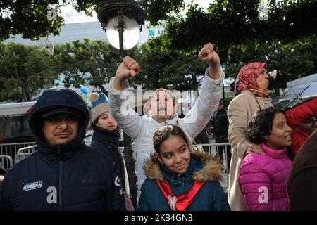 Una donna sostenitrice del partito islamista tunisino Ennahda si scontra con i sostenitori del Front Popular durante le celebrazioni della Giornata della Rivoluzione, il primo anniversario del rovesciamento del presidente dittatore di 23 anni della Tunisia Zine el-Abidine ben Ali, Tenuto sulla Avenue Habib Bourguiba a Tunisi il 14 gennaio 2019. (Foto di Chardy ben Ibrahim/NurPhoto) Foto Stock