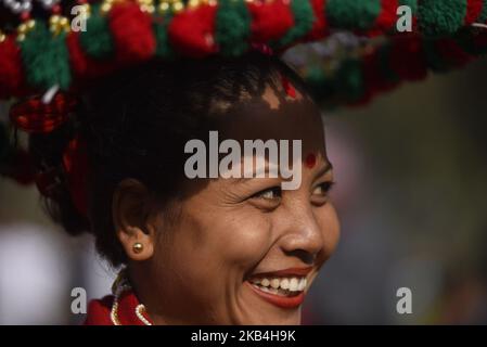 Un ritratto sorridente di una ragazza nepalese della comunità Tharu in un abbigliamento tradizionale durante le celebrazioni del festival Maghi o il nuovo anno della comunità Tharu a Bardia, Nepal, a circa 527 chilometri da Kathmandu martedì 15 gennaio 2019. Maghi Sankranti è celebrato dal Nepalese il primo giorno del 10th mese nel calendario lunare indù per celebrare l'inizio del nuovo anno per la comunità Tharu. (Foto di Narayan Maharjan/NurPhoto) Foto Stock