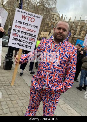 Un uomo è vestito in un abito coperto da bandiere Union Jack fuori dal Palazzo di Westminster il 15 gennaio 2019 a Londra, Inghilterra. MPS vota sull'accordo sulla Brexit di Theresa MayÂ che giunge finalmente alla Camera dei Comuni questa sera alle 7pm. Il primo ministro ha sempre affermato che il suo è l'unico accordo che Bruxelles intratterrà e solleciterà il sostegno del Parlamento per evitare che il Regno Unito si schiantasse fuori dall'Unione europea senza alcun accordo. (Foto di Gail Orenstein/NurPhoto) Foto Stock