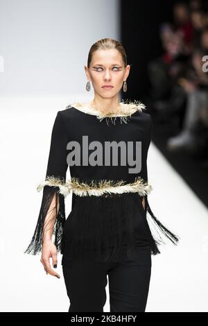 Un modello cammina sulla pista all'Irene Luft Fashion Show durante la Mercedes Benz Fashion Week Berlino Autunno/Inverno 2019/2020 a e-Werk a Berlino il 15 gennaio 2019. (Foto di Emmanuele Contini/NurPhoto) Foto Stock