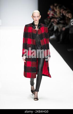 Un modello cammina sulla pista all'Irene Luft Fashion Show durante la Mercedes Benz Fashion Week Berlino Autunno/Inverno 2019/2020 a e-Werk a Berlino il 15 gennaio 2019. (Foto di Emmanuele Contini/NurPhoto) Foto Stock