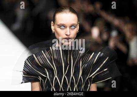 Un modello cammina sulla pista all'Irene Luft Fashion Show durante la Mercedes Benz Fashion Week Berlino Autunno/Inverno 2019/2020 a e-Werk a Berlino il 15 gennaio 2019. (Foto di Emmanuele Contini/NurPhoto) Foto Stock