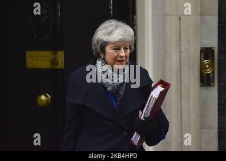 Il primo ministro britannico Theresa May lascia il 10 Downing Street per partecipare alla sessione delle domande del primo ministro (PQs), dopo aver subito una grave sconfitta in Parlamento, per il suo accordo sulla Brexit a Londra, Regno Unito il 16 gennaio 2019. Il governo britannico si trova al suo crocevia più pericoloso negli ultimi decenni dopo che il Parlamento ha respinto con enfasi l'accordo sulla Brexit di May e l'ha lasciata di fronte a un voto scomodo per estromettersi dal suo governo. (Foto di Alberto Pezzali/NurPhoto) Foto Stock