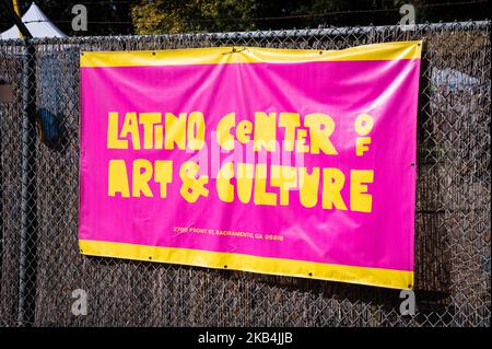 Un cartello per il Centro artistico e culturale di Sacramento, il Centro Latino, situato su una recinzione, per l'evento annuale dia de los Muertos, Day of the Dead Foto Stock
