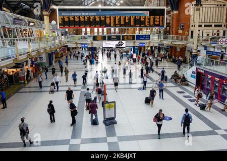 Passeggeri all'atrio principale della stazione di Liverpool Street, Londra, Inghilterra, Regno Unito, Regno Unito Foto Stock