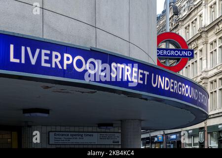 Ingresso alla metropolitana di Liverpool Street, stazione della metropolitana Roundel segno Londra Inghilterra Regno Unito Regno Unito Foto Stock