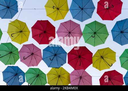 Multi-colore display ombrello appesa su una strada di Gerusalemme, Israele Foto Stock