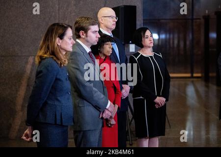 Scene nella lobby del Tribunale penale di Leighton dopo la condanna dell'ex poliziotto di Chicago Jason Van Dyke il 18 gennaio 2019 a Chicago, Illinois. Van Dyke è stato condannato a 81 mesi di prigione per l'assassinio di Laquan McDonald. La collezione comprende il procuratore speciale Joseph McMahon, il procuratore di Van Dyke Daniel Herbert, l'attivista della comunità Will Calloway, il Rev. Marvin Hunter e Tiffany Van Dyke. (Foto di Patrick Gorski/NurPhoto) Foto Stock