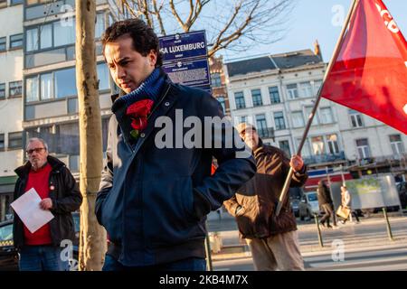 Gennaio 19th, Bruxelles. La gente si è riunita a Bruxelles per commemorare il 100th° anniversario dell'assassinio dello scrittore comunista, pacifista e di ispirazione radicale Rosa Luxemburg e Karl Liebknecht. L'incontro si è svolto all'incrocio tra l'Avenue de Stalingrad e Place Rouppe, dove è presente una targa dedicata alla memoria di Rosa Luxemburg. (Foto di Romy Arroyo Fernandez/NurPhoto) Foto Stock