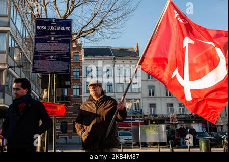 Gennaio 19th, Bruxelles. La gente si è riunita a Bruxelles per commemorare il 100th° anniversario dell'assassinio dello scrittore comunista, pacifista e di ispirazione radicale Rosa Luxemburg e Karl Liebknecht. L'incontro si è svolto all'incrocio tra l'Avenue de Stalingrad e Place Rouppe, dove è presente una targa dedicata alla memoria di Rosa Luxemburg. (Foto di Romy Arroyo Fernandez/NurPhoto) Foto Stock