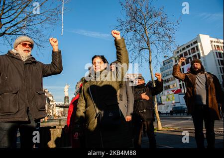 Gennaio 19th, Bruxelles. La gente si è riunita a Bruxelles per commemorare il 100th° anniversario dell'assassinio dello scrittore comunista, pacifista e di ispirazione radicale Rosa Luxemburg e Karl Liebknecht. L'incontro si è svolto all'incrocio tra l'Avenue de Stalingrad e Place Rouppe, dove è presente una targa dedicata alla memoria di Rosa Luxemburg. (Foto di Romy Arroyo Fernandez/NurPhoto) Foto Stock