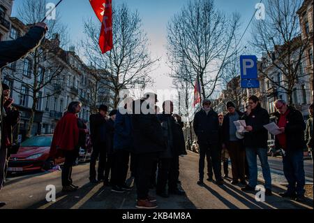 Gennaio 19th, Bruxelles. La gente si è riunita a Bruxelles per commemorare il 100th° anniversario dell'assassinio dello scrittore comunista, pacifista e di ispirazione radicale Rosa Luxemburg e Karl Liebknecht. L'incontro si è svolto all'incrocio tra l'Avenue de Stalingrad e Place Rouppe, dove è presente una targa dedicata alla memoria di Rosa Luxemburg. (Foto di Romy Arroyo Fernandez/NurPhoto) Foto Stock