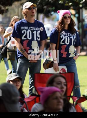 I manifestanti ascoltano i relatori dopo aver marciato nella terza marcia annuale delle donne il 19 gennaio 2019 a Orlando, Florida. (Foto di Paul Hennessy/NurPhoto) Foto Stock