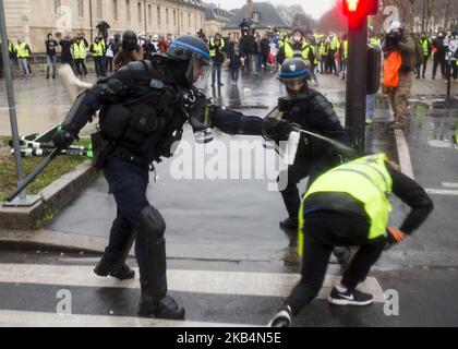 La gente si scontra con la polizia durante una manifestazione anti-governativa chiamata dal movimento del gilet giallo il 19 gennaio 2019. - I manifestanti 'gilet giallo' scendono in strada il 19 gennaio per 10th sabato consecutivo. (Foto di Elyxandro Cegarra/NurPhoto) Foto Stock