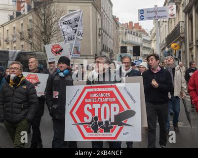 Un centinaio di residenti dell'aeroporto di Nantes-Atlantique ha dimostrato nel centro della città di Nantes, in Francia, il 19 gennaio 2019 per protestare contro i disturbi connessi al traffico aereo. Un anno dopo l'abbandono del progetto di trasferimento dall'aeroporto di Nantes a Notre-Dame-des-Landes, essi temono che il disturbo aumenterà con il progetto di riqualificazione dell'aeroporto attuale. Essi denunciano anche un "genio della democrazia” legato all'abbandono di questo trasferimento, mentre la popolazione di Loire-Atlantique si era pronunciata a favore di questo progetto nel corso di una consultazione referendaria nel giugno 2016. Così, il dem Foto Stock