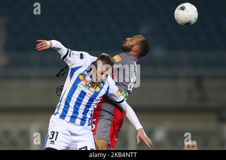 Matteo Ciofani di Pescara Calcio 1936 e Danilo Soddimo U.S. Cremonese combattono per la palla durante la partita italiana della Serie B 2018/2019 tra Pescara Calcio 1936 FC e U.S. Cremonese allo Stadio Adriatico 'Giovanni Cornacchia' il 20 gennaio 2019 a Pescara, Italia. (Foto di Danilo di Giovanni/NurPhoto) Foto Stock