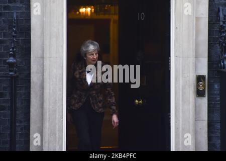 Il primo ministro britannico Theresa May si allontana dalla porta del 10 Downing Street per salutare il primo ministro neozelandese Jacinda Ardern (invisto) nel centro di Londra il 21 gennaio 2019. (Foto di Alberto Pezzali/NurPhoto) Foto Stock