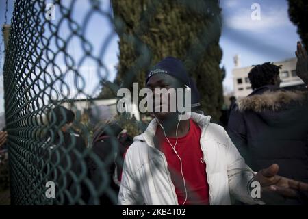 Italia, Roma: I migranti attendono di lasciare il centro migratorio di Castelnuovo di Porto, a circa 10 chilometri a nord di Roma, il 23 gennaio 2019. Quasi 500 migranti vengono trasferiti in seguito alla decisione di chiudere il secondo centro di accoglienza statale italiano Cara (centro di accoglienza per i richiedenti asilo). (Foto di Christian Minelli/NurPhoto) Foto Stock