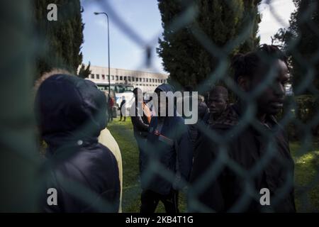 Italia, Roma: I migranti attendono di lasciare il centro migratorio di Castelnuovo di Porto, a circa 10 chilometri a nord di Roma, il 23 gennaio 2019. Quasi 500 migranti vengono trasferiti in seguito alla decisione di chiudere il secondo centro di accoglienza statale italiano Cara (centro di accoglienza per i richiedenti asilo). (Foto di Christian Minelli/NurPhoto) Foto Stock