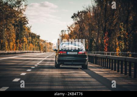 Ucraina, Chernihiv - 10 ottobre 2022: Vecchia auto svedese Saab 9-3 Aero sulla strada. Auto in movimento Foto Stock