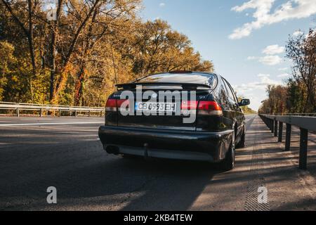 Ucraina, Chernihiv - 10 ottobre 2022: Vecchia auto svedese Saab 9-3 Aero sulla strada Foto Stock