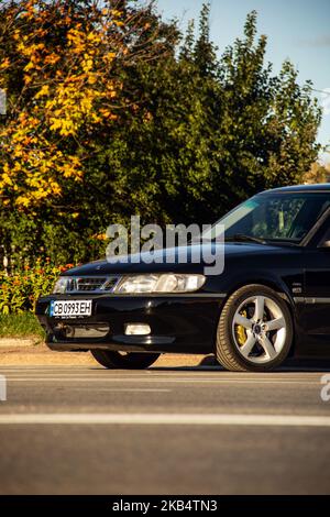 Ucraina, Chernihiv - 10 ottobre 2022: Vecchia auto svedese Saab 9-3 Aero sulla strada Foto Stock