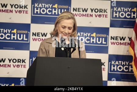 New York, Stati Uniti. 3rd Nov 2022. (NUOVO) Hilary Clinton durante le osservazioni del Vice Presidente degli Stati Uniti Harris al Barnard College con il Governatore Hochul a New York. 3 novembre 2022, New York, USA: Hilary Clinton durante la visita del Vice Presidente degli Stati Uniti Harris al Barnard College di New York mentre si presenta a un evento GOTV con il Governatore Kathy Hochul (D-NY) e il Governatore tenente Delgado. Sono presenti anche l'ex Segretario di Stato e candidato presidenziale al Partito democratico, Hilary Clinton e il procuratore generale di New York Letitia James e il leader di maggioranza del Senato, Chuck Schumer e altri politici democratici Foto Stock