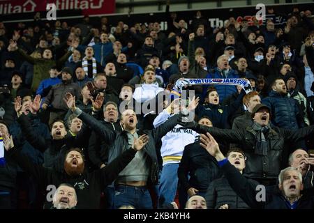 I fan di Leeds festeggiano la vittoria del campionato Sky Bet tra Rotherham United e Leeds United al New York Stadium di Rotherham sabato 26th gennaio 2019. (Foto di Mark Fletcher/NurPhoto) Foto Stock