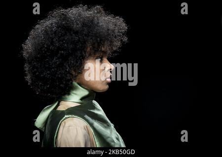 Un modello cammina sulla pista alla sfilata di moda Duarte durante la Mercedes Benz Fashion Week Autunno/Inverno 2019-2020 a Ifema a Madrid, Spagna. Gennaio 27, 2018. (Foto di BorjaB.Hojas/COOLMedia/NurPhoto) Foto Stock