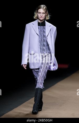 Un modello cammina sulla pista alla sfilata di moda Duarte durante la Mercedes Benz Fashion Week Autunno/Inverno 2019-2020 a Ifema a Madrid, Spagna. Gennaio 27, 2018. (Foto di BorjaB.Hojas/COOLMedia/NurPhoto) Foto Stock