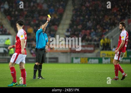 Clark Robertson di Rotherham United viene mostrato un cartellino giallo dall'arbitro, Tim Robinson, durante la partita del campionato Sky Bet tra Rotherham United e Leeds United allo stadio di New York a Rotherham, Regno Unito, sabato 26 gennaio 2019. (Foto di MI News/NurPhoto) Foto Stock