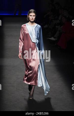 Un modello cammina sulla pista 'Steps AW 19/20' durante la sfilata INUNEZ alla settimana della moda Mercedes Benz di Madrid Autunno/Inverno 2019-2020 il 28 2019 gennaio a Madrid, Spagna (Foto di Oscar Gonzalez/NurPhoto) Foto Stock