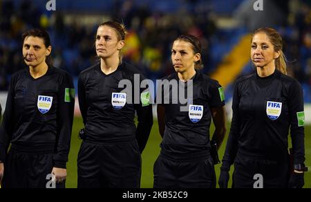 Gli arbitri Stephanie Frappt, Manuela Nicolosi, Solenne Bartnik e Victoria Beyer durante la pre-partita prima della partita di calcio femminile internazionale tra Spagna e Stati Uniti all'Estadio Jose Rico Perez il 22nd gennaio ad Alicante, Spagna. (Foto di Action Foto Sport/NurPhoto) Foto Stock