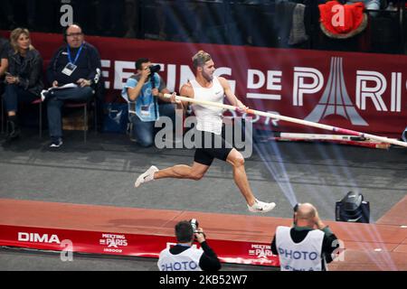 Kevin Mayer (fra) gareggia in pole vault durante l'Athletics Indoor Meeting di Parigi 2019, presso l'AccorHotels Arena (Bercy) di Parigi, in Francia, il 27 gennaio 2019. Il Meeting de Paris Indoor è uno dei 16 eventi che compongono la serie European Athletics Indoor Permit Meeting. Cinque di loro si svolgono in Francia e la serie si svolge fino al 24 febbraio con l'All Star Perche a Clermont-Ferrand, meno di una settimana prima dell'inizio dei campionati europei di atletica indoor di Glasgow 2019. (Foto di Michel Stoupak/NurPhoto) Foto Stock