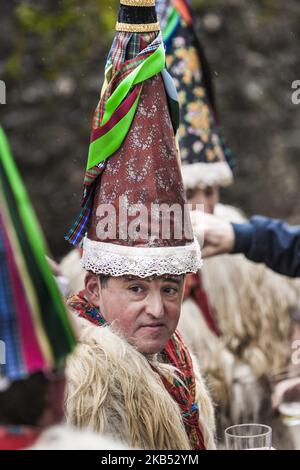 Uomo vestito come 'joaldunak' durante le celebrazioni del carnevale tradizionale nel villaggio di Ituren, nel nord della Spagna. (Foto di Celestino Arce/NurPhoto) Foto Stock