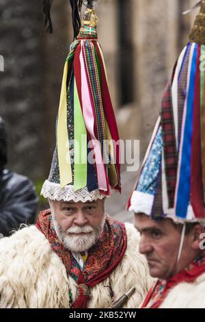 Uomo vestito come 'joaldunak' durante le celebrazioni del carnevale tradizionale nel villaggio di Ituren, nel nord della Spagna. (Foto di Celestino Arce/NurPhoto) Foto Stock