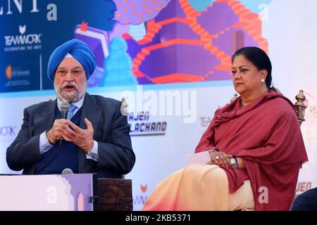 Ministro dell'Unione di Stato con carica indipendente nel Ministero degli alloggi e degli affari urbani Hardeep Singh Puri , ex Ministro Capo del Rajasthan Vasundhara Raje parla durante il Jaipur Letteratura Festival 2019, al Palazzo Diggi a Jaipur, Rajasthan, India il 28 gennaio 2019.(Foto di Vishal Bhatnagar/NurPhoto) Foto Stock