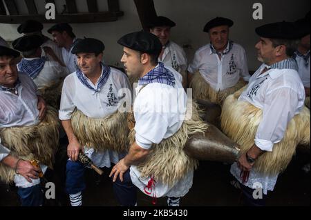 'Il joaldunak' (portaerei da cowbell) di Zubieta (Navarra) attendono i loro vicini da Ituren per andare a Zubieta durante la celebrazione del loro carnevale il 29 gennaio 2019 a Zubieta, in Spagna. (Foto di Joaquin Gomez Sastre/NurPhoto) Foto Stock