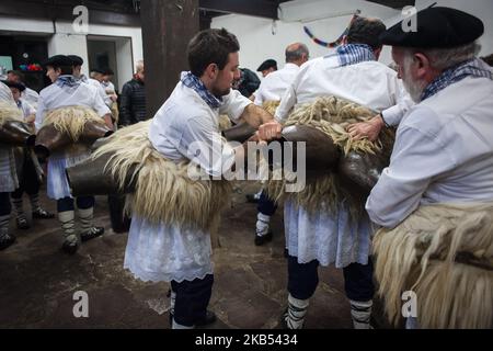 'Il joaldunak' (portaerei da cowbell) hanno bisogno dell'aiuto dei loro compagni per stringere bene le loro campane durante il carnevale di Zubieta (Navarra). Il 29 gennaio 2019 a Zubieta, Spagna. (Foto di Joaquin Gomez Sastre/NurPhoto) Foto Stock