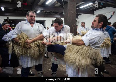 'Il joaldunak' o portaerei, hanno bisogno dell'aiuto dei loro coetanei per stringere bene le campane, per uscire al carnevale di Zubieta (Navarra) il 29 gennaio 2019 a Zubieta, Spagna. (Foto di Joaquin Gomez Sastre/NurPhoto) Foto Stock